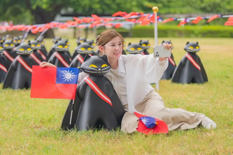 桃园最萌国旗花海在这！　70只黑猫升旗成打卡焦点、新人也抢入镜