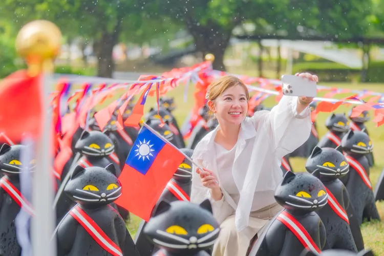 風禾公園黑貓中隊升旗成打卡景點。民政局提供