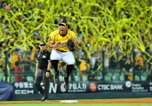 黄色彩带又抛下来了!兄弟下半季封王 夺队史第20座季冠军