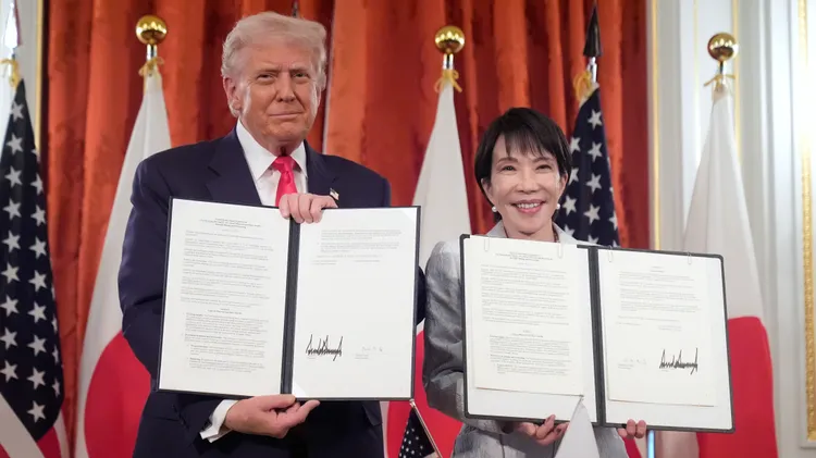 美國總統川普(左)與日本首相高市早苗簽署關稅與稀土協議。美聯社