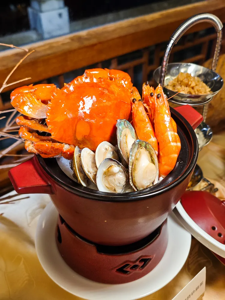 潮州蝦兵蟹將砂鍋粥，適合兩人以上享用。田欣雲攝影