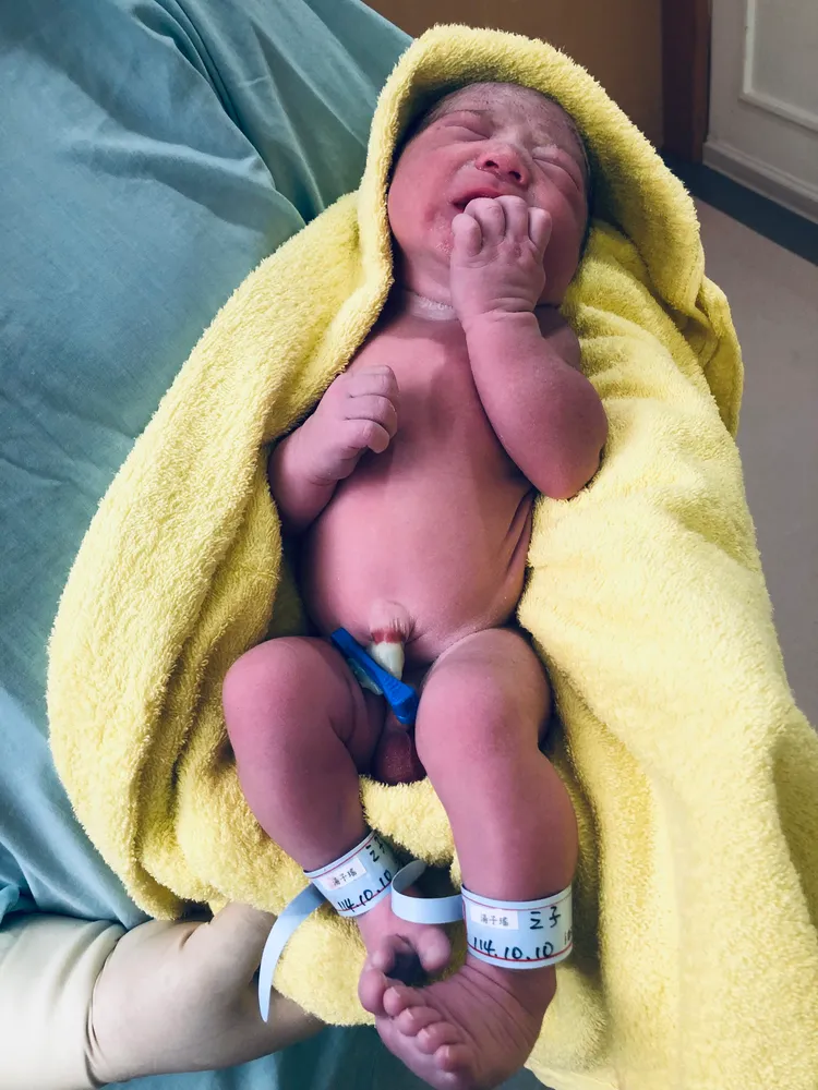 第3位國慶寶寶則在10時10分產下的小壯丁，特別的是，媽媽第一胎做試管，第二胎自然受孕生下他。茂盛醫院提供