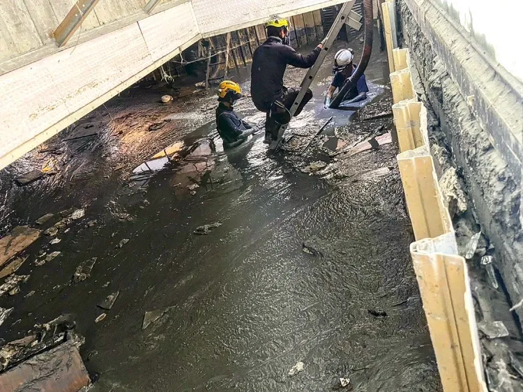 天磊建設幹部深入圖書館，當人進入後一半身體陷入泥濘。天磊建設提供