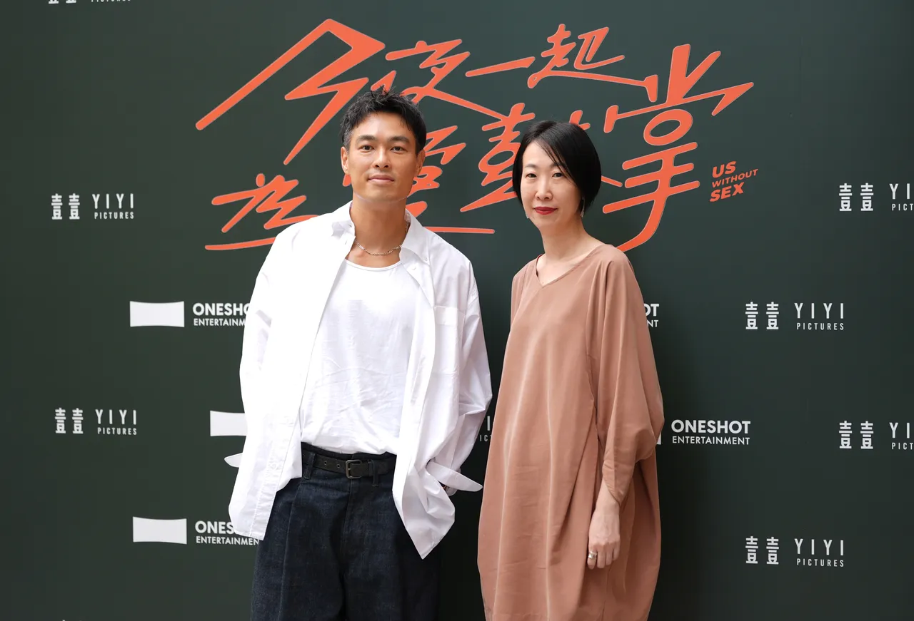 杨祐宁(左)和制作人黄郁茹将和制作公司一起向颜正国致意。彭欣伟摄