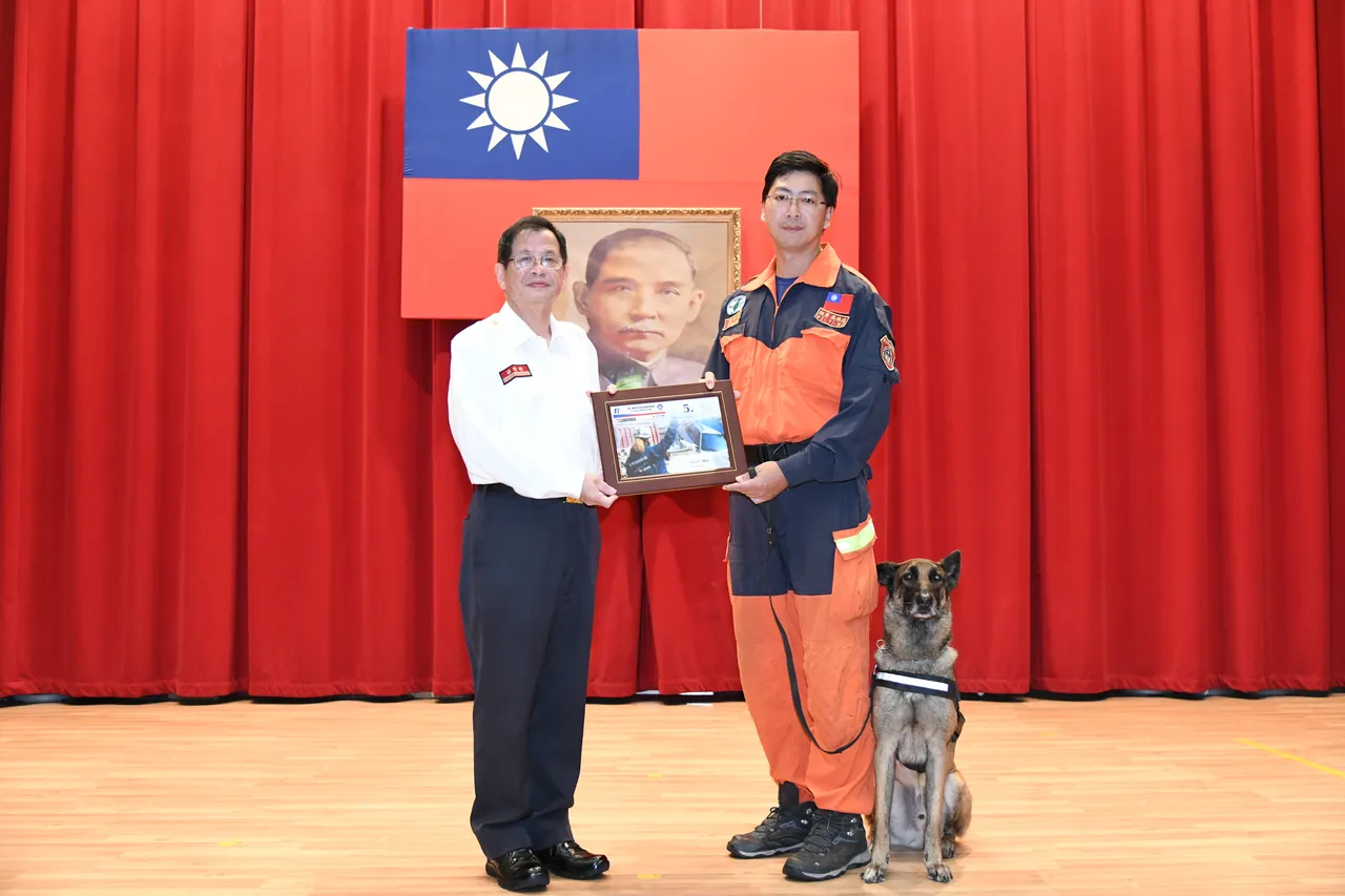 新北消防搜救犬征战「搜救犬世界杯」,获世界第五佳绩,献奖表扬。消防局提供