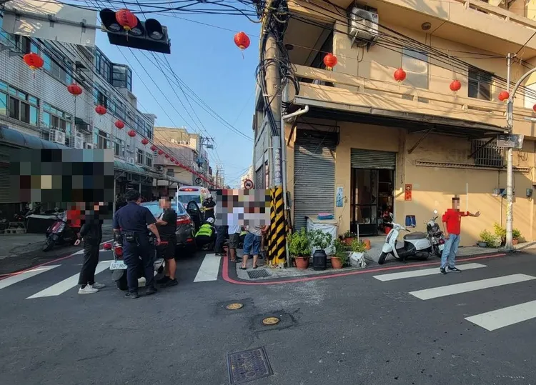 陳姓老翁騎單車自摔倒地，遭轎車輾過傷重不治。民眾提供
