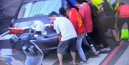 台中92歲翁騎單車自摔 遭輾壓卡車底!警民合力抬車救出仍不治