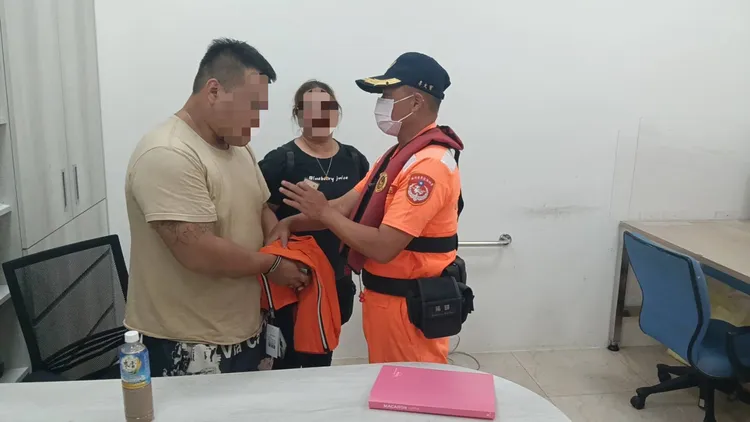 布袋商港安檢所昨天、今天查核旅客身分，各發現一名通緝犯。海巡提供