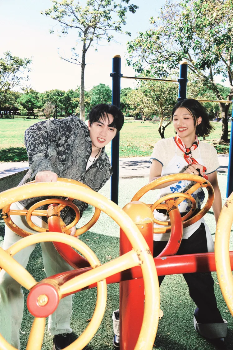 李友廷（左）為黃若欣從叔叔變阿北。華研國際提供