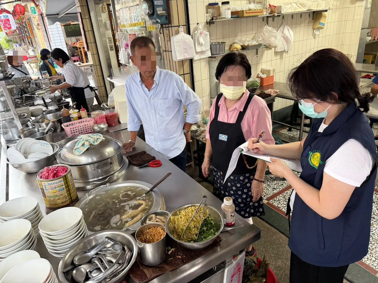 高雄市卫生局6日持续稽查抽检生大肠。卫生局提供