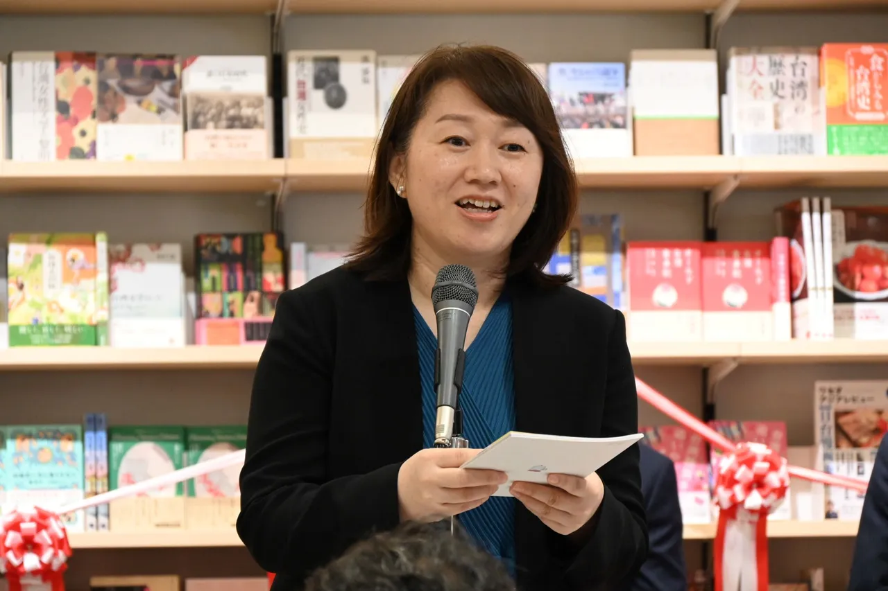赤松美和子介绍本年度的台湾书旅小册子。台湾文化中心提供