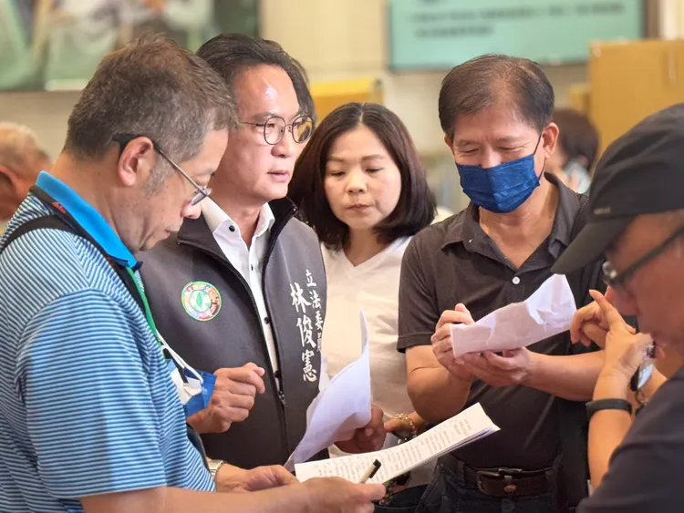 民進黨立委林俊憲，今（2）日在台南市議長邱莉莉、副議長林志展陪陪同下召開記者會。林俊憲辦公室提供