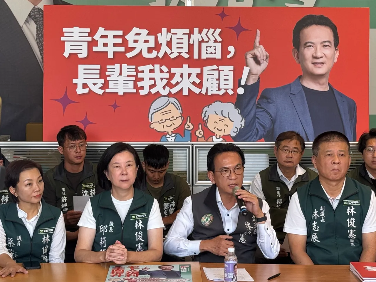 民进党立委林俊宪,今(2)日在台南市议长邱莉莉、副议长林志展陪陪同下召开记者会。林俊宪办公室提供