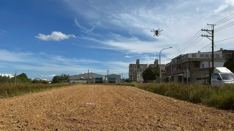 無人機灑藥力抗紅火蟻。農業局提供