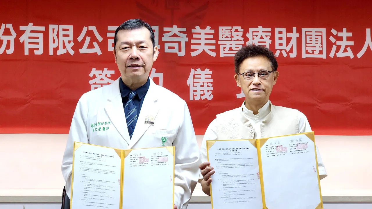 奇美医疗财团法人奇美医院院长林宏荣(左)与阿瘦实业董事长罗荣岳签署合作意向书。永康奇美提供