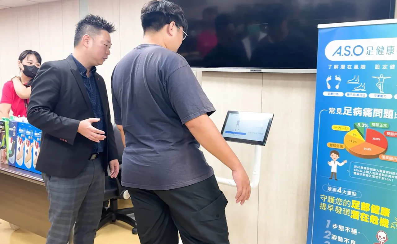 「智慧足测3.0」只要30秒就能测出足部压力等状况,展现足部健康检测新科技。永康奇美医院提供