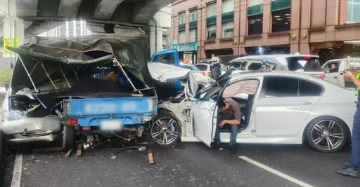 新北大道3车连环撞赫见车内毒品！　通缉犯疑毒驾恍神肇事酿3伤