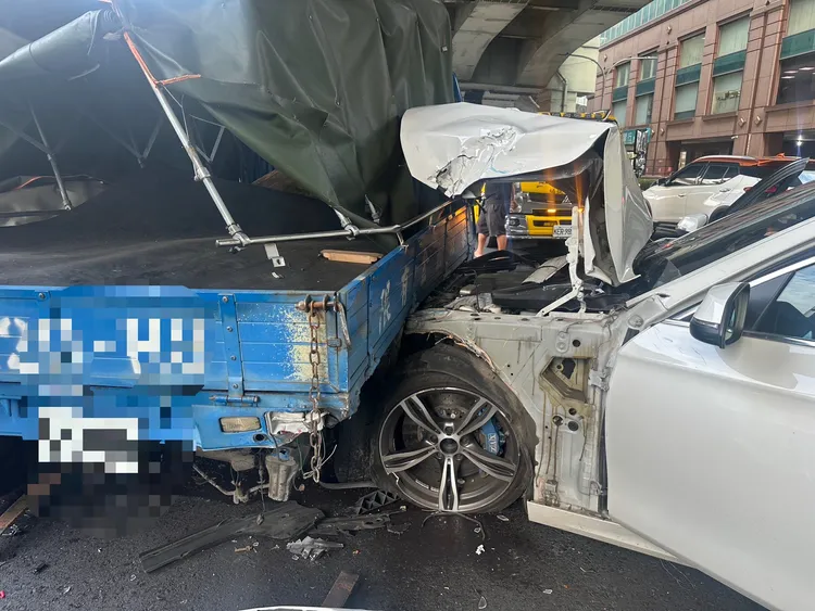 陳男昨天因竊盜罪被傳喚不到案，遭法院發布通緝，今天就出車禍被逮。翻攝畫面