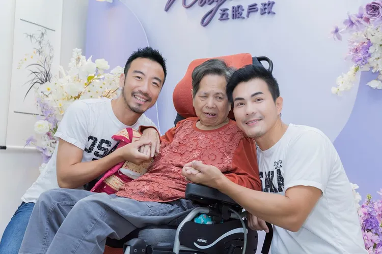 老媽見證了2人的愛情。翻攝高允漢臉書