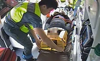 台東65歲男「好chill」玩風浪板 糗!飛魚跳起來打傷左大腿