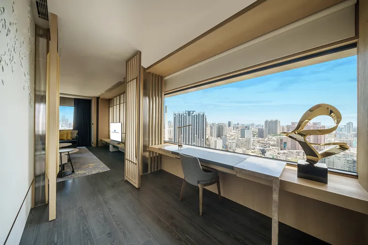 高雄日航週年住房專案「周歲祭・一泊轉福」，入住即可參加抽獎，最大獎包含高雄日航酒店總統套房免費住宿。業者提供