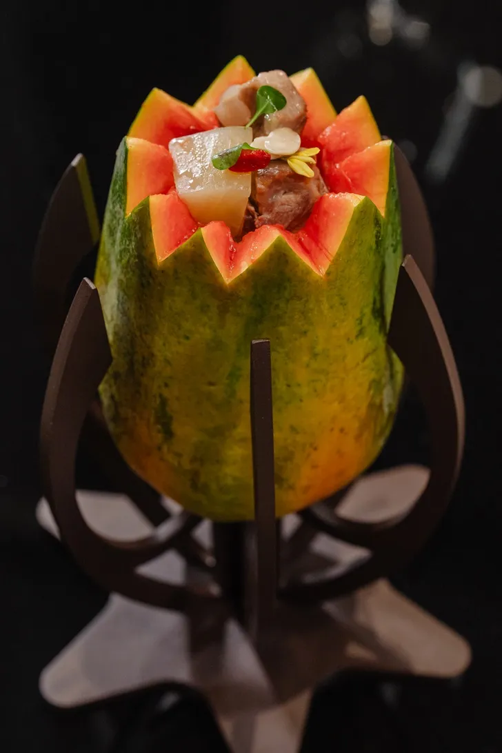 桃泉中餐厅的招牌料理日月鱼木瓜盅。业者提供