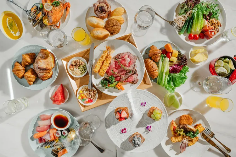 高雄日航酒店週年加碼推出「一泊滿食」住房專案，入住搭配「滿食護照」，體驗酒店五間餐廳的招牌料理。業者提供