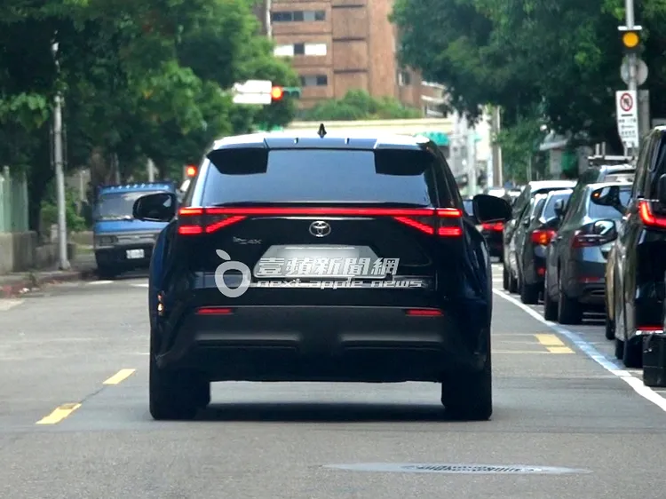 李洋搭乘公務車前往運動部。特勤中心攝