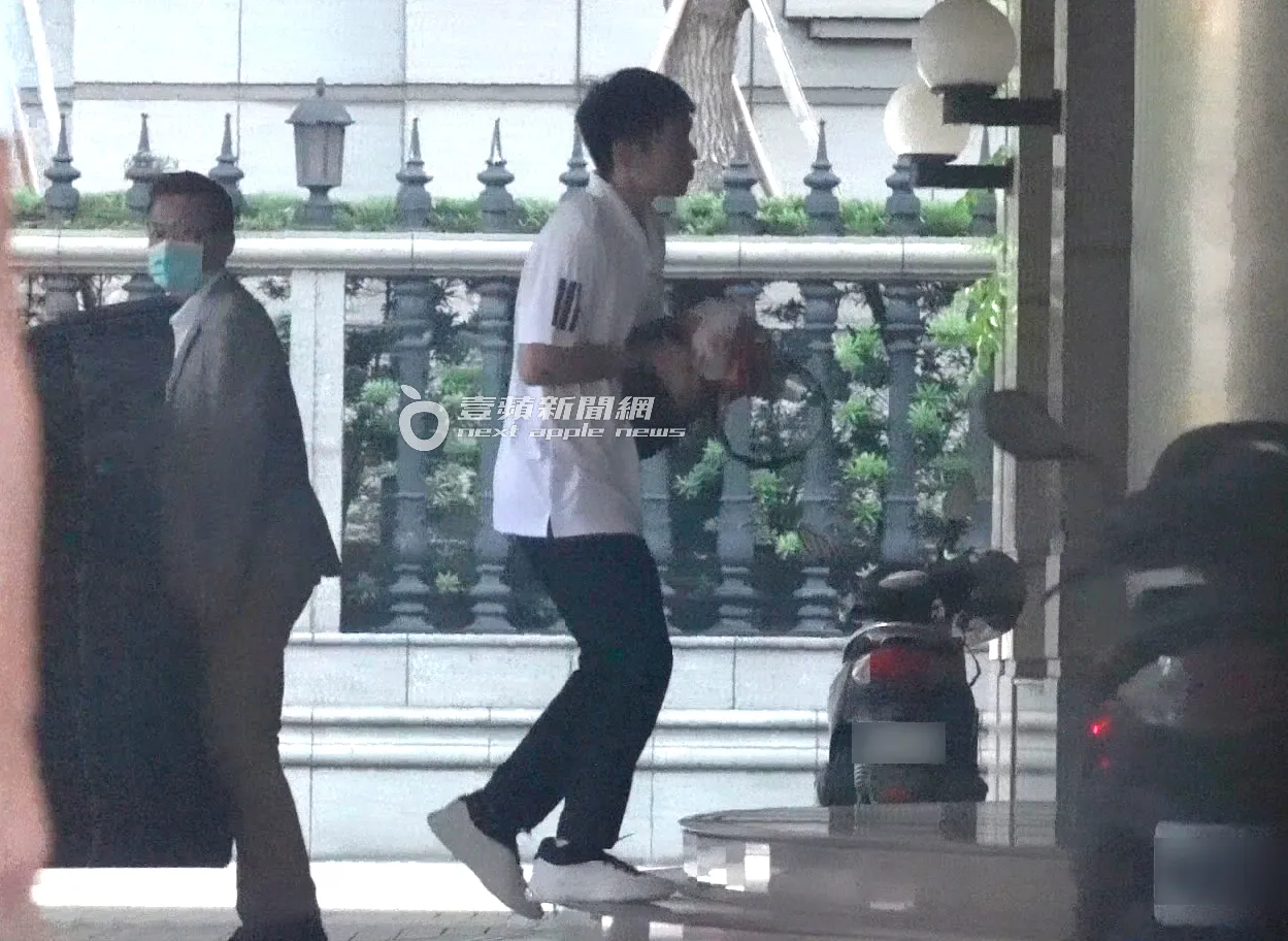 李洋穿著休闲下车到运动部上班。特勤中心摄