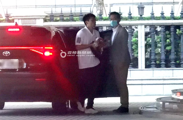 李洋乘坐公務車到運動部上班，有專人幫忙開車門。特勤中心攝