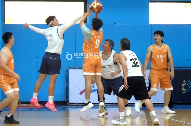 李洋急停跳投，躲過對手蓋火鍋。特勤中心攝