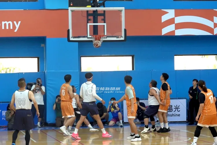 李洋不僅羽球世界第一，在籃球場也帥氣逼人，做什麼像什麼。特勤中心攝