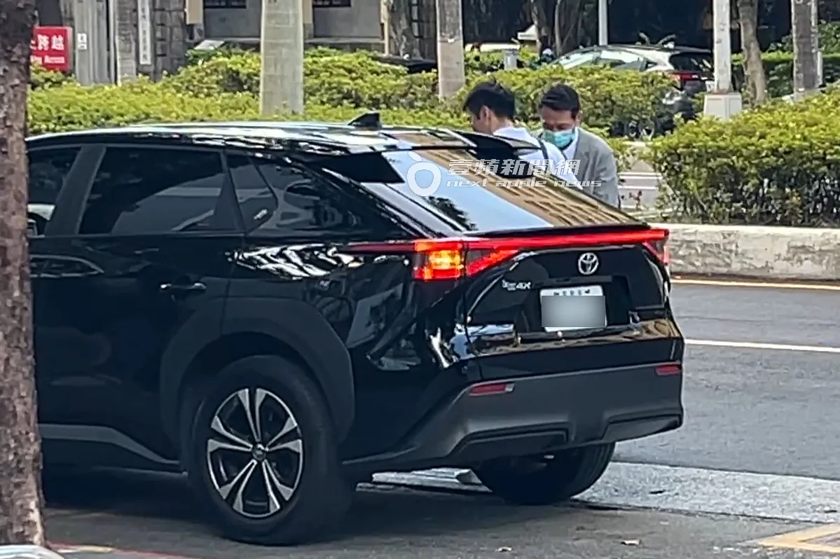 李洋有专属司机,也有助理陪同。特勤中心摄