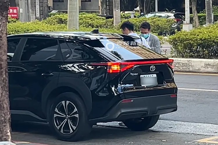 李洋有專屬司機，也有助理陪同。特勤中心攝