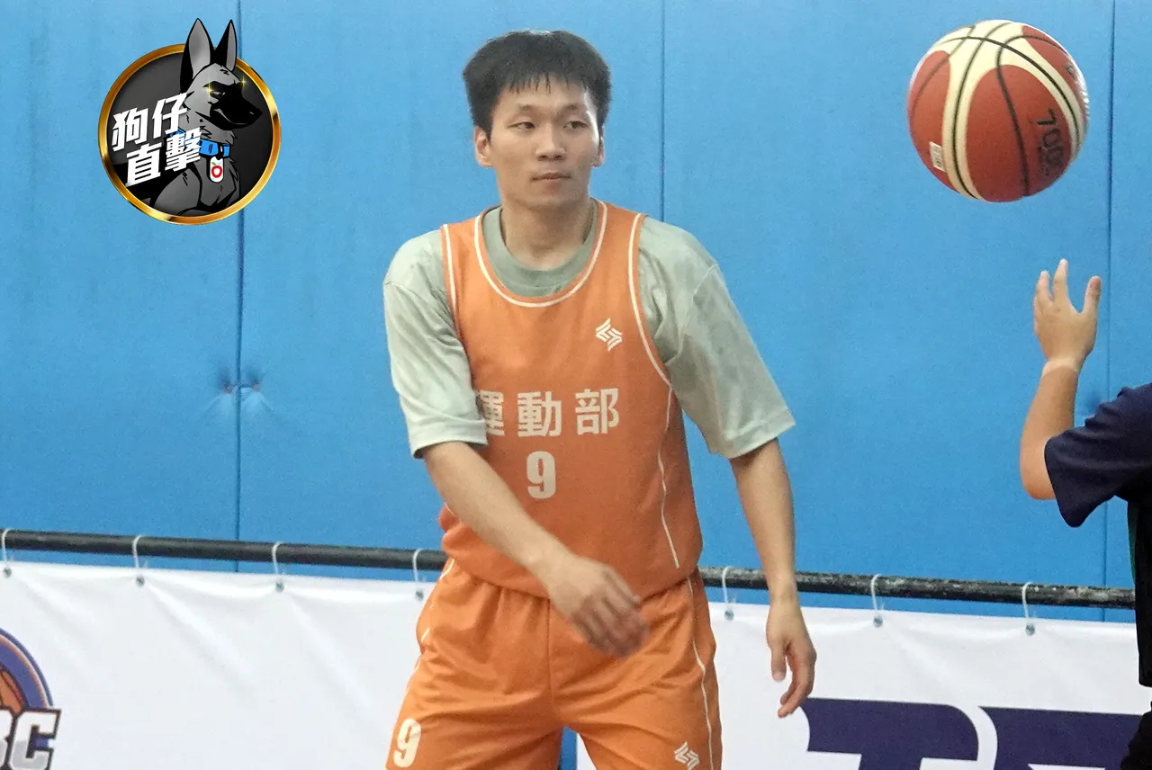 李洋亲率运动部组篮球队与媒体记者联队切磋球技。特勤中心摄