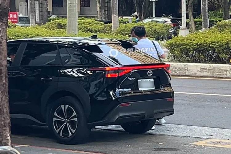 李洋剛上任運動部長，公務車是要價136萬元起的Toyota bZ4X電動車。特勤中心攝