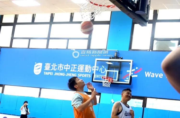 李洋帶球上籃進球，振奮不已。特勤中心攝