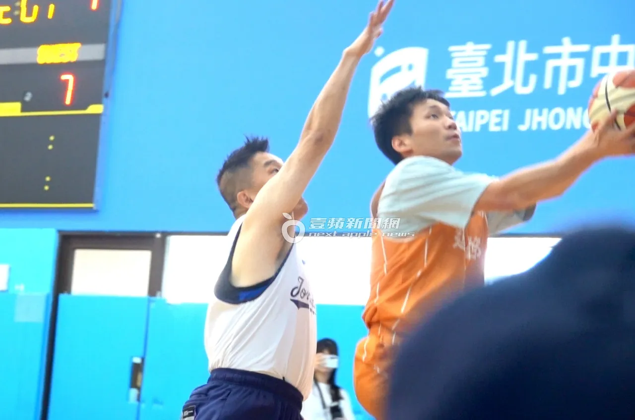 李洋(右)飞身带球上篮得分。特勤中心摄