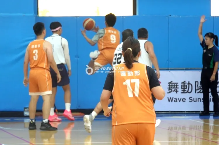 李洋為了救界外球，飛身往前撲，展現運動家精神。特勤中心攝