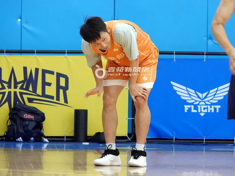 李洋彎腰喘氣小歇片刻。特勤中心攝