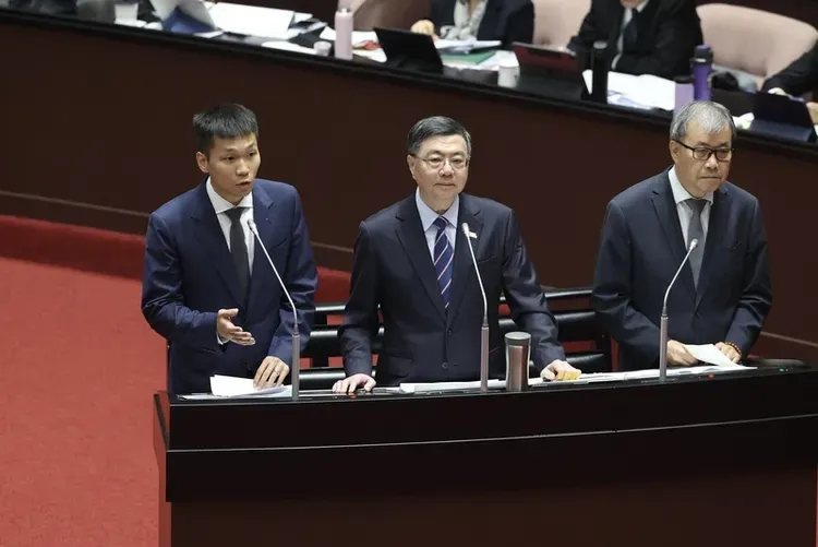 李洋部長（左）上月9日首度到立法院體驗委員質詢的震撼教育。中央社