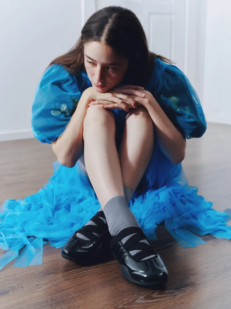 鞋面採用魔鬼氈綁帶設計，並壓印三葉草經典細節。品牌提供