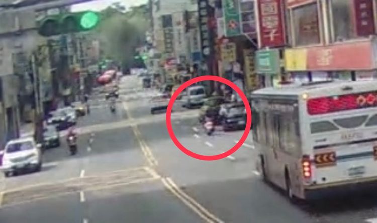 保時捷男臨停開門害騎士差點撞上　超派！他竟持球棒痛扁對方