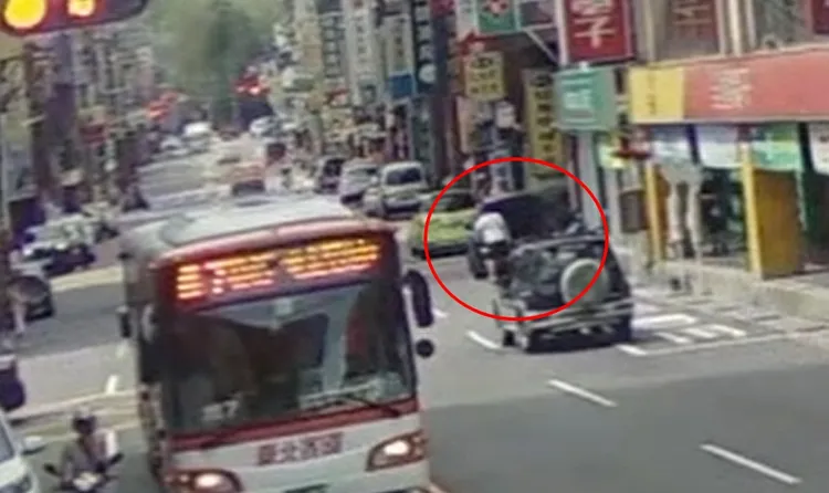 李男從後車廂拿出球棒準備扁人。警方提供