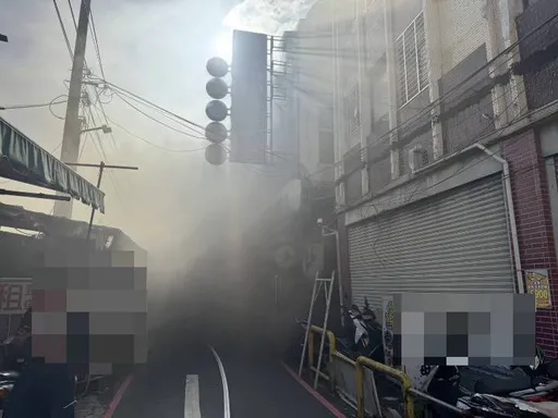新北泰山鐵皮倉庫失火竄黑煙 百名警消搶救1小時撲滅!4人吸入濃煙預防性送醫