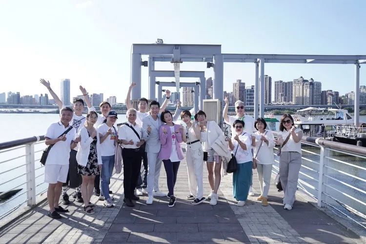 「親友團」上船同慶品牌七周年。
