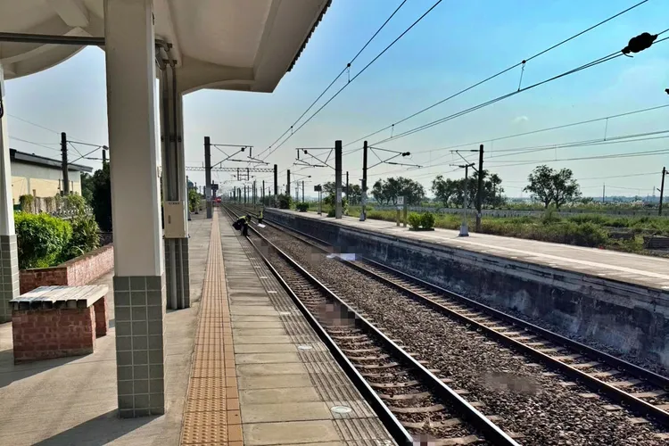 目前新營到後壁採單線雙向行駛，台鐵提醒旅客注意。民眾提供