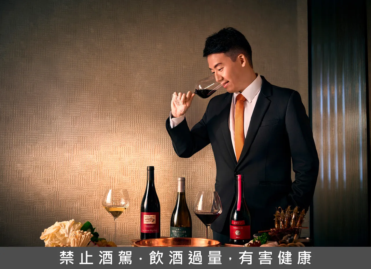 世界唎酒师冠军张鸿亮以多元性、协调性与搭配性选酒,与橘色涮涮屋共谱专属锅物新酒单,让顾客在酒里开启与料理最契合的对话。业者提供