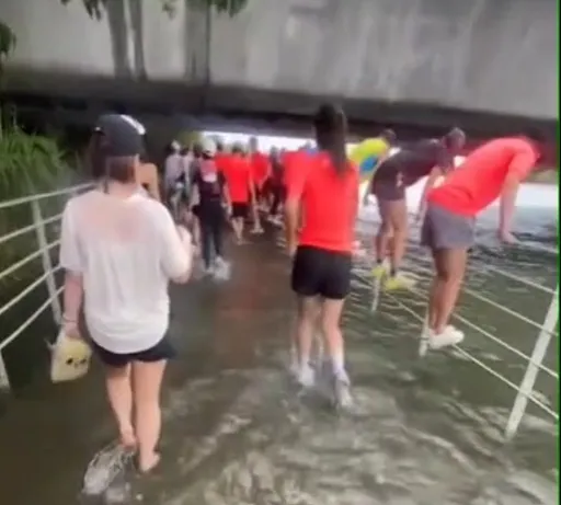 馬拉松變障礙賽!大雨淹沒冬山河跑道 選手爬欄杆涉水「應該穿溯溪鞋」
