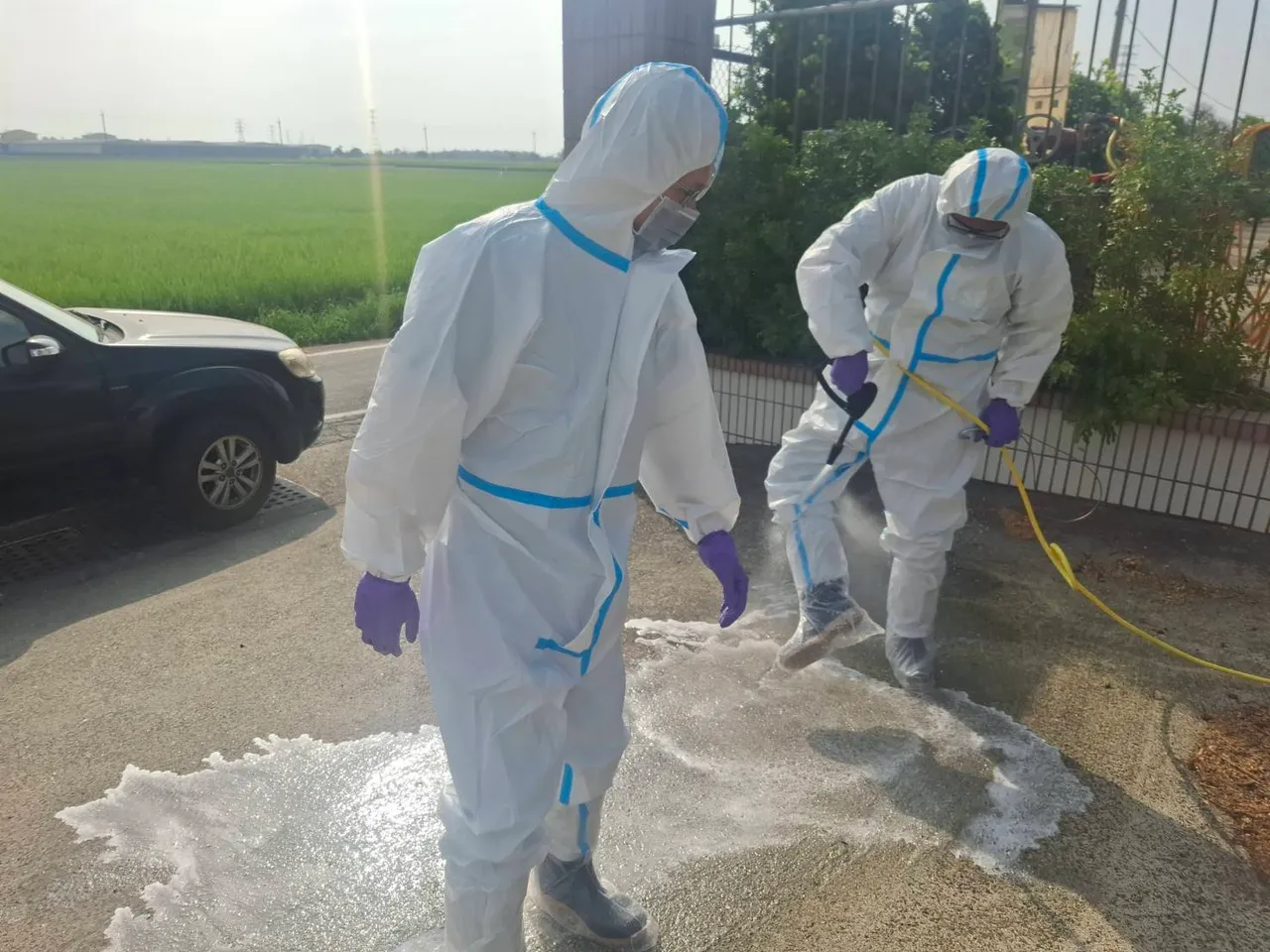 动保处人员进入养猪场前后严格执行生物安全消毒工作。翻摄画面